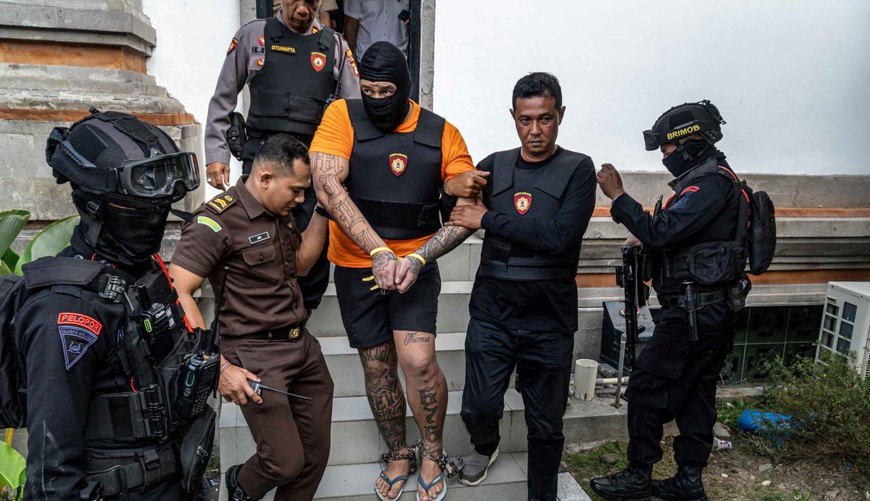 Tiga orang tersangka warga negara Australia yakni Tupou Pasa Midolmore, Coskun Mevlut, dan Darcy Francesco Jenson menjalani proses pelimpahan tahap II (tersangka dan barang bukti) dari penyidik Polres ke pihak Kejaksaan Negeri (Kejari) Badung, Bali pada 15 Oktober 2025. Tampak dalam foto, tersangka Tupou Pasa Midolmore (tengah) saat dibawa kembali ke rumah tahanan setelah menjalani pemeriksaan oleh pihak kejaksaan di Badung, Bali, pada 15 Oktober 2025. (Dicky Bisinglasi/AFP)
