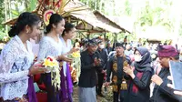 Bupati Banyuwangi Ipuk Fiestiandani (Baju Hitam) kunjungi stan kopi etnis Bali (Istimewa)