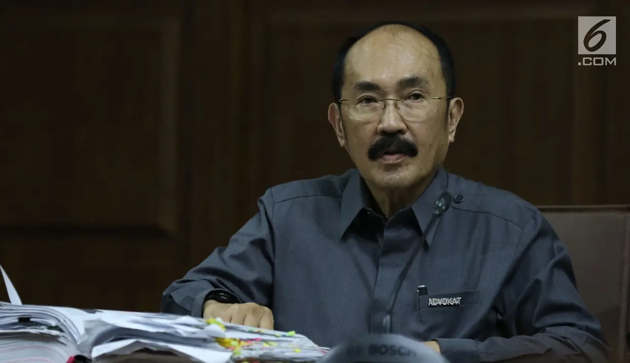 Terdakwa dugaan merintangi penyidikan korupsi e-KTP, Fredrich Yunadi menyimak keterangan saksi pada sidang lanjutan di Pengadilan Tipikor, Jakarta, Senin (30/4). Sidang mendengar keterangan saksi. (Liputan6.com/Helmi Fithriansyah)