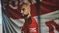 Sofyan Amrabat sudah resmi berseragam Manchester United untuk musim ini. Dia dipinjam selama satu musim dari Fiorentina dengan opsi pembelian tetap musim depan (twitter/manchester united)