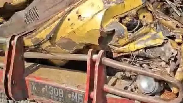 Truk Ringsek Ditabrak KA Ambarawa Ekspres di Perlintasan Jati Blora, Sopir Luka Berat