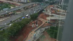 Kondisi arus lalu lintas di dekat proyek Tol Depok-Antasari yang ambruk di Jalan Pangeran Antasari, Jakarta Selatan (2/1). Sejauh ini belum diketahui penyebab girder tersebut ambruk. (Liputan6.com/Istimewa)