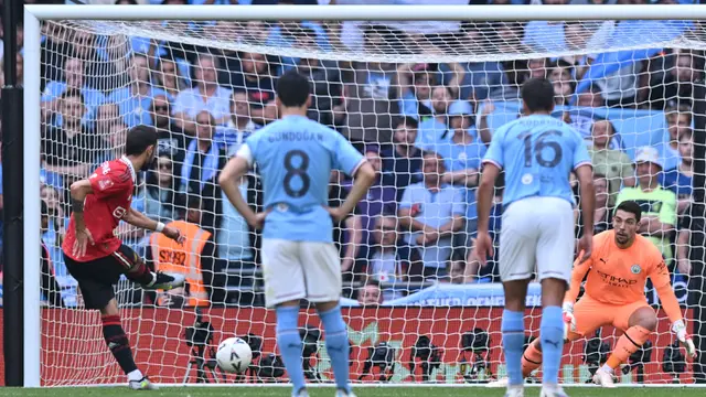 Foto: Aksi Ilkay Gundongan saat Cetak Gol 12 Detik dan Bawa Man City Juara Piala FA 2022 / 2023