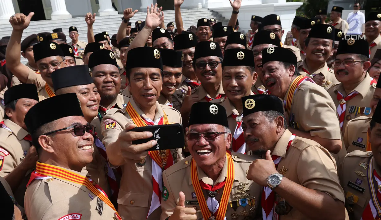 Presiden Joko Widodo (Jokowi) berswafoto bersama pengurus kwartir Pramuka seusai pelantikan di halaman Istana Merdeka, Kamis (27/12). Presiden Jokowi melantik Budi Waseso alias Buwas sebagai Ketua Kwarnas Gerakan Pramuka. (Liputan6.com/Angga Yuniar)