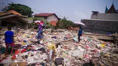 Warga mencari sisa-sisa barang yang masih terpakai di kawasan Tanjung Priok, Jakarta, Kamis (4/9/14). (Liputan6.com/Faizal Fanani)