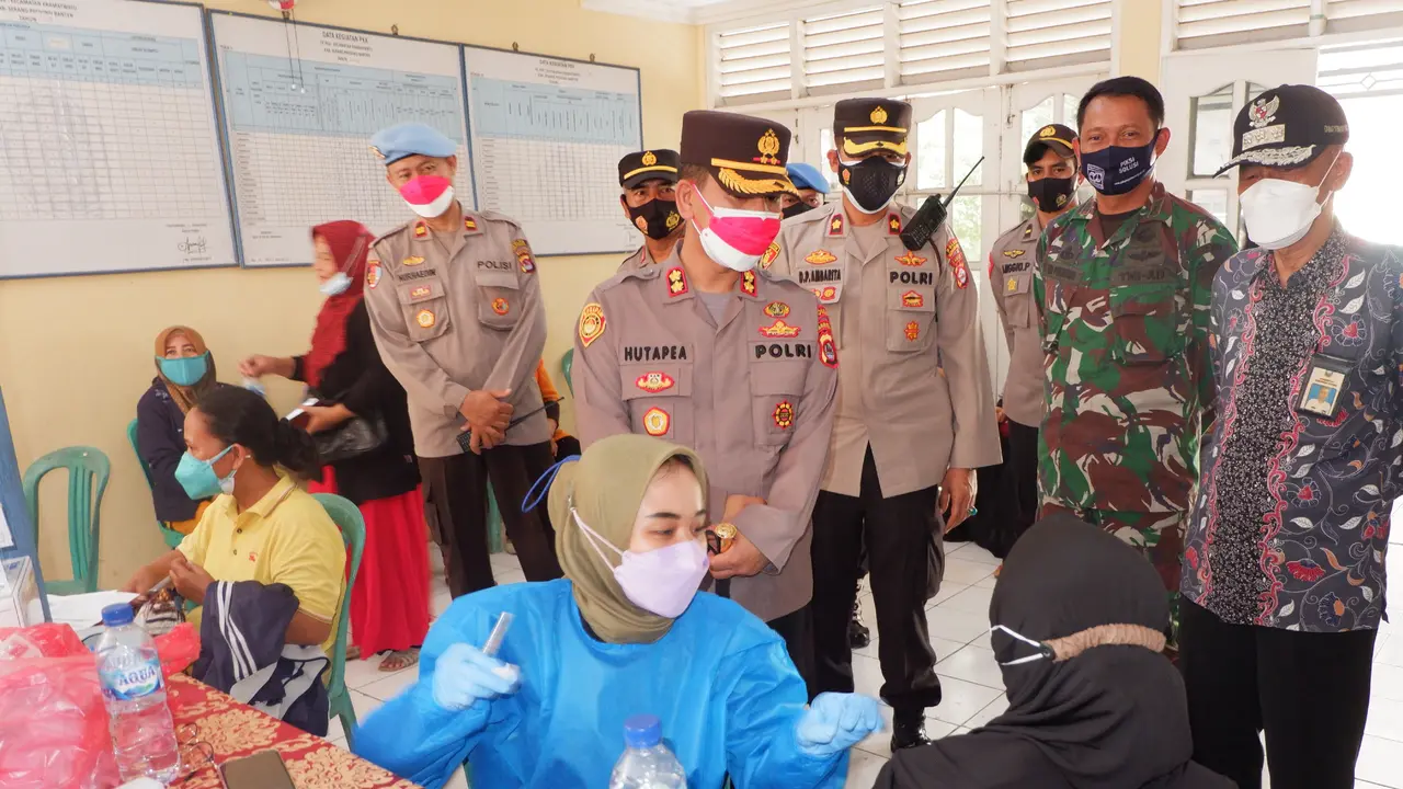 Polres Serang Kota Vaksin 2.400 Masyarakat Percepat Herd Immunity. (Kamis, 19/08/2021).
