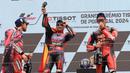 Selebrasi pembalap Ducati asal Spanyol, Jorge Martin (tengah) di atas podium setelah menjuarai balapan utama MotoGP Portugal 2024 bersama peringkat kedua, Enea Bastianini (kiri/Ducati) dan peringkat ketiga, Pedro Acosta (KTM) di Sirkuit Internasional Algarve, Portimao, Portugal, Minggu (24/3/2024) malam WIB. (AFP/Patricia De Melo Moreira)