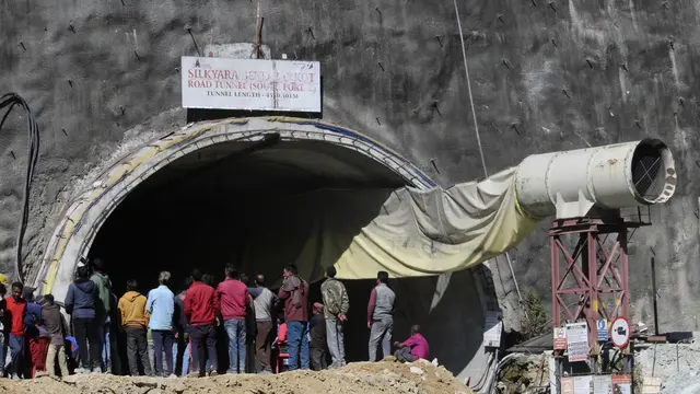Warga menyaksikan upaya penyelamatan 40 pekerja yang terjebak di dalam terowongan runtuh di Uttarakhand, India. (AP)