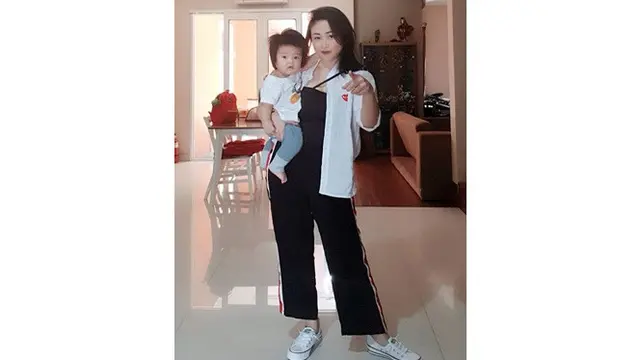 Jarang Tersorot, Ini 6 Potret Juliana Istri Pelawak Peppy
