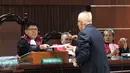 OC Kaligis menjalani sidang dengan agenda pengajuan keputusan sela di Pengadilan Tipikor, Jakarta, Kamis (22/9/2015). Majelis Hakim menolak nota keberatan Kaligis karena dalih yang disampaikan tidak relevan dengan KUHAP.(Liputan6.com/Andrian M Tunay)