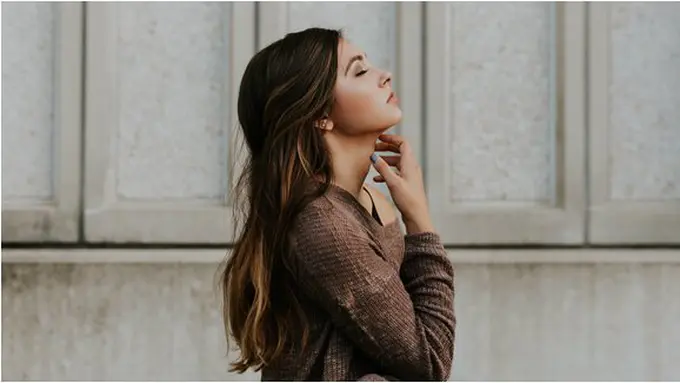 Makeup/copyright unsplash.com/@brookecagle