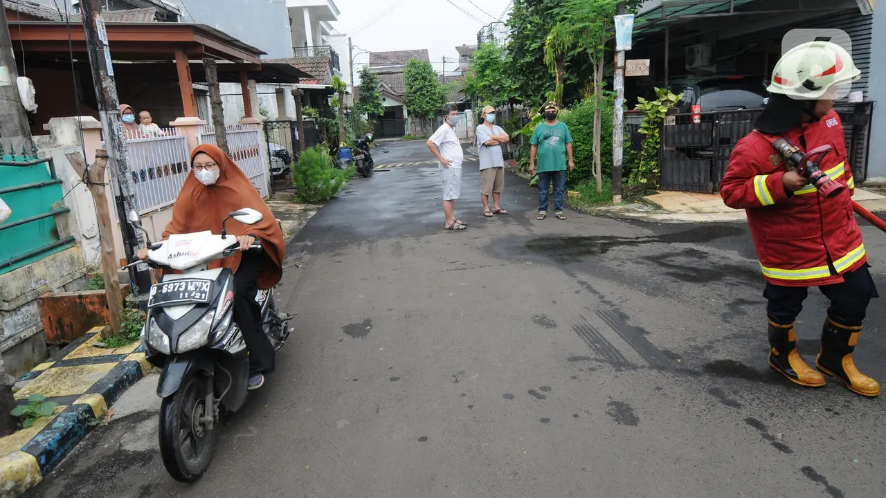 Penyemprotan Disinfektan di Zona Merah