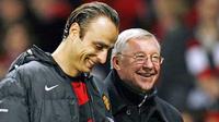 Striker MU, Dimitar Berbatov (kiri) berjalan bersama-sama manajernya Sir Alex Ferguson (kanan) seusai laga lawan Blackburn Rovers di Old Trafford, 31 Oktober 31, 2009. AFP PHOTO/Glyn Kirk 