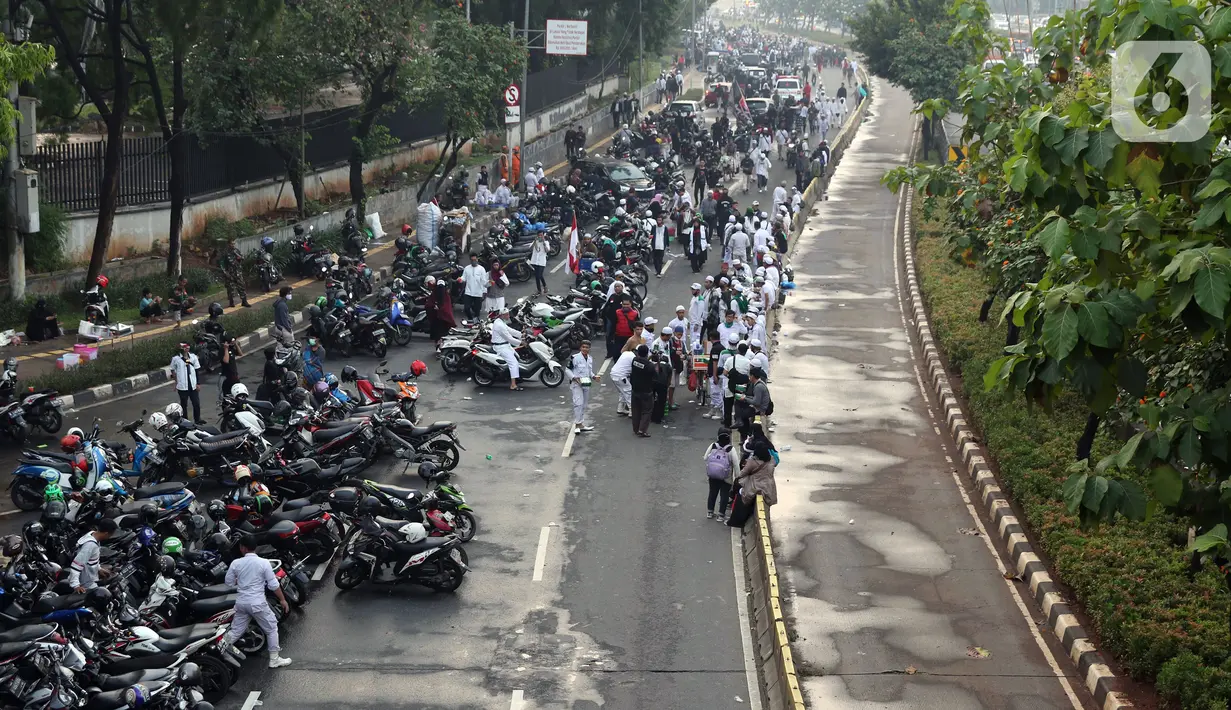 Sejumlah motor parkir di badan Jalan Gatot Subroto dekat Gedung MPR/DPR/DPD RI, Rabu (24/6/2020). Sebagian arus lalu lintas yang mengarah Gedung MPR/DPR/DPD RI dialihkan akibat adanya aksi unjuk rasa menentang RUU HIP. (Liputan6.com/Helmi Fithriansyah)