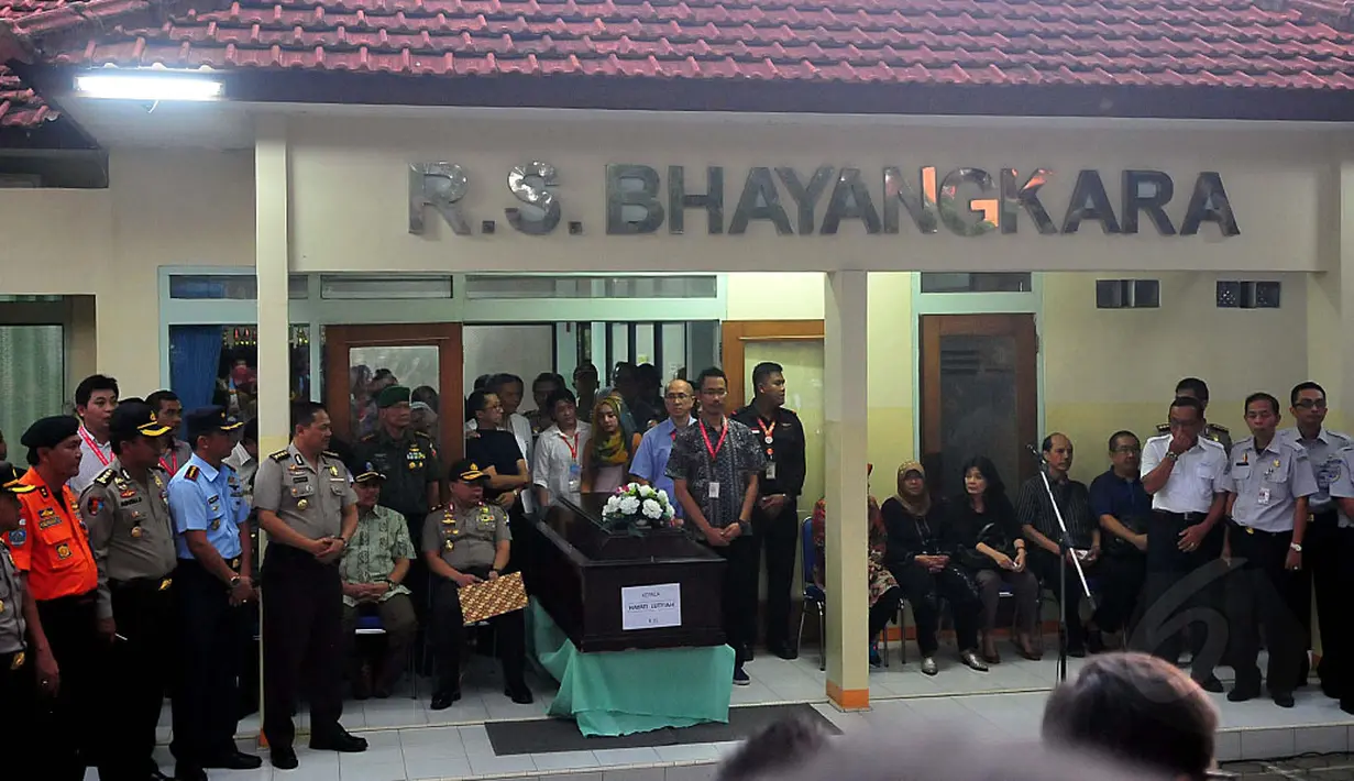 Salah satu jenazah korban pesawat AirAsia QZ-8501 diserah terimakan di RS Bhayangkara, Surabaya, Kamis (1/1/2015). Tampak suasana serah terima jenazah dari pihak Kepolisian dan Basarnas kepada keluarga korban. (Liputan6.com/Johan Tallo)