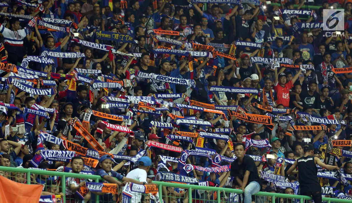 Suporter tim Singo Edan membentangkan syal saat menyaksikan laga Arema FC melawan Persija dilanjutan Liga 1 Indonesia di Stadion Patriot Candrabhaga, Bekasi, Jumat (2/6). Arema FC menyerah 0-2 dari Persija. (Liputan6.com/Helmi Fithriansyah)