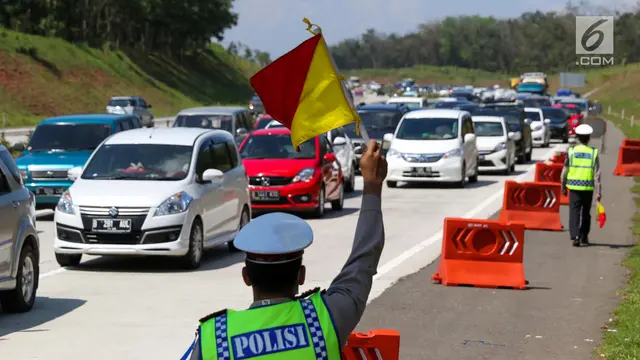 Petugas Polisi Berjaga Di Titik Titik Macet Tol Cipali