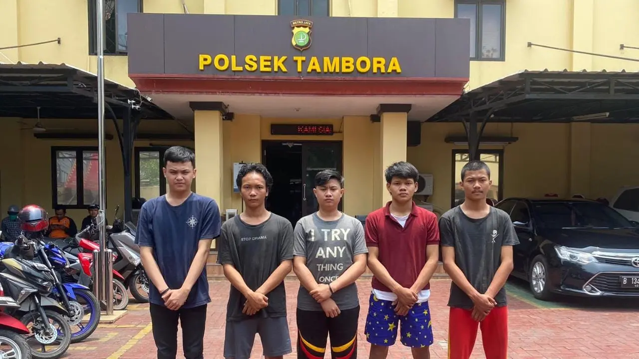 Para pelaku pembacokan terhadap seorang pemuda di kawasan Tambora, Jakarta Barat.