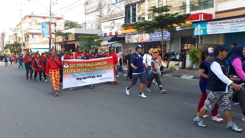 Gerak jalan santai pada acara deklarasi pilkada damai 2018