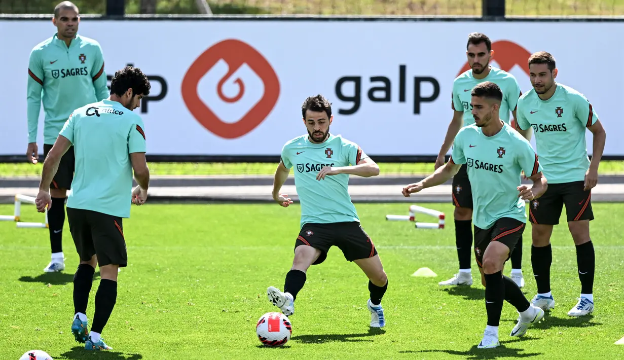 Para pemain timnas Portugal menghadiri sesi latihan di kamp pelatihan "Cidade do Futebol" di Oeiras, pinggiran Lisbon, Rabu (8/6/2022). Portugal akan menjamu Republik Ceko pada matchday 3 Grup 2 UEFA Nations League A 2022/2023 di Estadio Jose Alvalade, Jumat 10 Juni 2022 dini hari WIB. (PATRICIA DE MELO MOREIRA / AFP)
