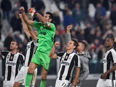 Para pemain Juventus merayakan kemenangan usai menumbangkan Udinese 2-1 pada lanjutan Serie A Italia di Stadion Juventus, Turin, Minggu (16/10/2016) dini hari WIB. (REUTERS/Giorgio Perottino)