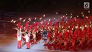 Peraih medali emas Asian Games 1978 dan 1982 Yustedjo Tarik memberi obor Asian Games 2018 kepada peraih medali emas selancar angin Asian Games Busan 2002 I Gusti Made Oka Sulaksana saat pembukaan di SUGBK, Jakarta, Sabtu (18/8). (Liputan.com/Fery Pradolo)