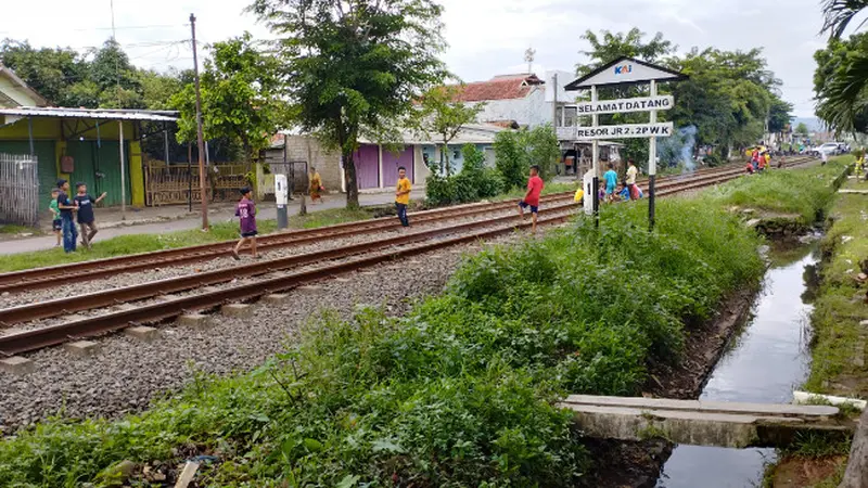 Ngabuburit di Perlintasan Rel Kereta, Iseng-iseng Berhadiah Ala Remaja Purwakarta