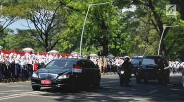 Mobil yang membawa PM China Li Keqiang melintas di kawasan Istana Bogor, Senin (7/5). Li akan melakukan pertemuan bilateral dengan Presiden Jokowi membahas proyek pembangunan jaringan kereta api cepat Jakarta-Bandung.  (Merdeka.com/Arie Basuki)