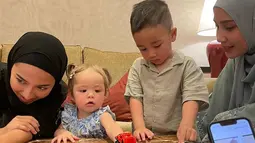 Rayyanza tampak mengajak Kamari bermain mobil-mobilan bersama. Nagita Slavina dan Jennifer Coppen pun kompak menjaga anak mereka. Keduanya cantik berhijab. Nagita tampak mengenakan abaya hijau, sementara Jennifer memakai abaya serba hitam.(Liputan6.com/IG/@raffinagita1717)