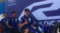Pebalap Movistar Yamaha, Maverick Vinales, menjajal motor All New R15 di Sirkuit Sentul, Bogor, Senin (23/1/2017). (Bola.com/Andhika Putra)