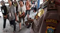 Rombongan dari Tenaga Kerja Indonesia ( TKI ) bermasalah yang dipulangkan dari penjara di Johor, Malaysia menungu pendataan setiba di Pelabuhan Sri Bintan Pura Tanjungpinang, Kepri. (Antara)