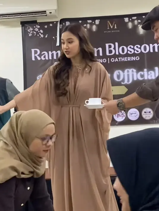 Menjadi mualaf, Mahalini tampil elegan dengan kaftan coklatnya. Dihiasi dengan renda di bagian leher dan belt kain di perut. [@mylinzofficial]