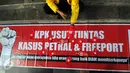 Massa Gerakan Anti Korupsi Alumni Lintas Perguruan Tinggi saat aksi damai di gedung KPK, Jakarta, (27/11). Mereka juga mendesak kasus praktik mafia dibelakang "perpanjangan" kontrak Freeport yang melibatkan sejumlah pejabat. .(Liputan6.com/Helmi Afandi)