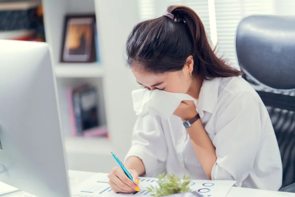 Kena Flu Saat di Kantor, Apa Penyebabnya? (TORWAISTUDIO/Shutterstock)
