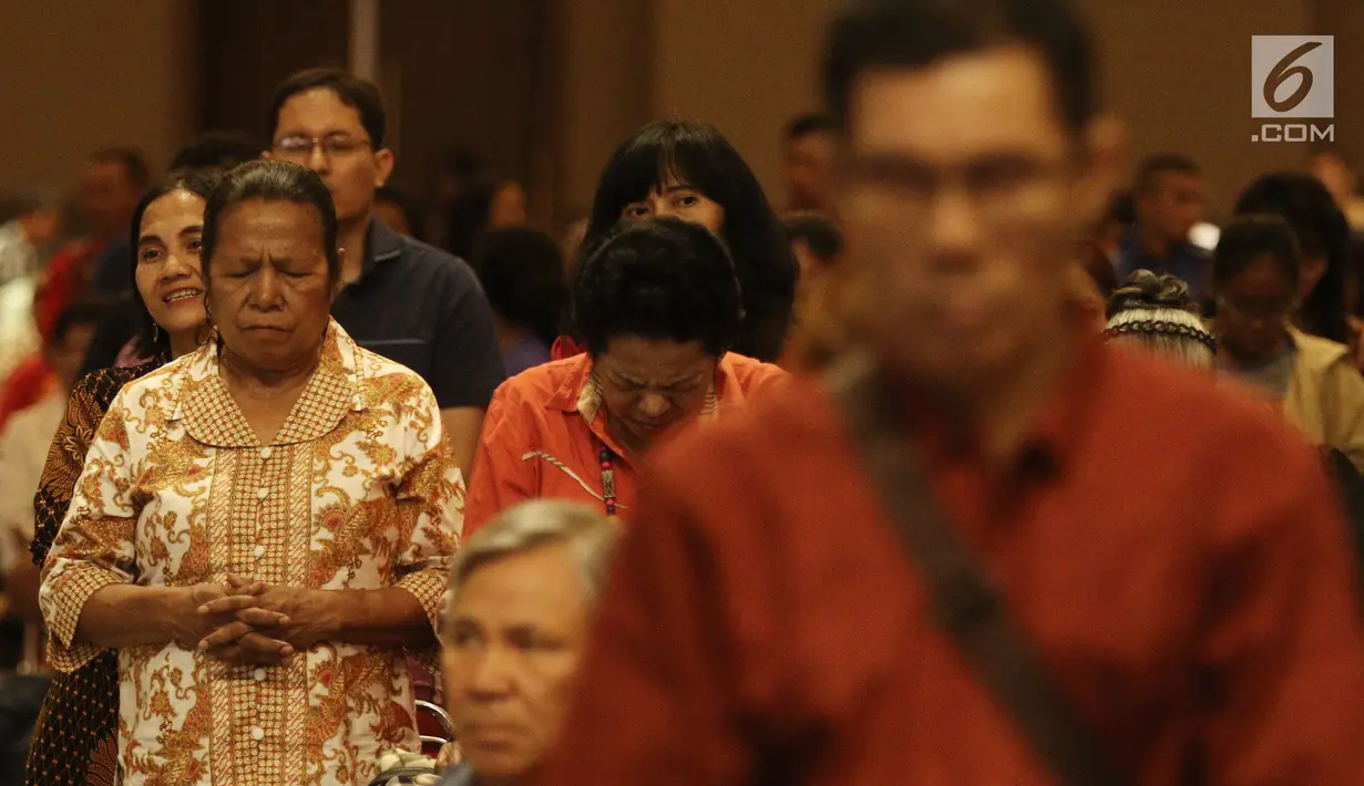 Jemaat ketika berdoa pada perayaan Natal bersama Pemprov dan masyarakat Kristen dan Katholik DKI Jakarta yang mengambil tema Hendaklah Damai Sejahtera Kristus Memerintah Dalam Hatimu di Kemayoran, Jakarta, Sabtu (13/1). (Liputan6.com/Herman Zakharia)