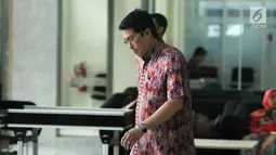 Dedi Prijono berjalan keluar gedung KPK usai menjalani pemeriksaan, Jakarta, Kamis (12/10). Dedi Prijono diperiksa sebagai saksi bagi tersangka dugaan korupsi e-KTP, Anang Sugiana Sudiharjo. (Liputan6.com/Helmi Fithriansyah)