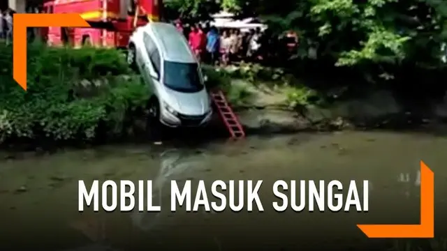 Sebuah mobil bernasib nahas karena masuk ke dalam sungai di Surabaya. Keluarga pengendara mengatakan posisi mobil sudah berhenti, mesin mati, dan di-rem tangan.
