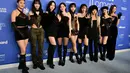 Personel TWICE, Jihyo, Momo, Mina, Chaeyoung, Dahyun, Nayeon, Sana, Tzuyu dan Jeongyeon berpose dengan Sabrina Carpenter (kelima kanan) saat menghadiri Billboard Women In Music di YouTube Theater di Inglewood, California pada 1 Maret 2023. Di kesempatan yang luar biasa itu, para anggota membagikan pemikiran dan komentar mereka tentang Billboard Women in Music. (Monica Schipper/Getty Images/AFP)