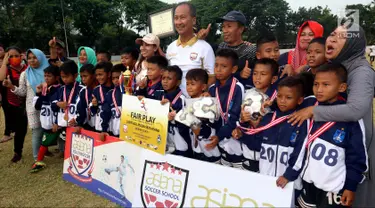 Menteri Sosial Agus Gumiwang saat mengunjungi dan menyaksikan sekaligus menutup Turnamen Asiana Cup IV di Jakarta, Minggu (14/10). Asiana Cup merupakan kegiatan turnamen tahunan yang diselenggarakan oleh Asiana Youth Soccer. (Liputan6.com/JohanTallo)