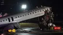 Peristiwa tersebut berujung pada penutupan bandara secara sementara. Tampak dalam foto, sebuah jet Air Canada Express terparkir di landasan pacu Bandara LaGuardia, New York, Amerika Serikat, Senin 23 Maret 2026, setelah bertabrakan dengan kendaraan Otoritas Pelabuhan. (AP Photo/Ryan Murphy)