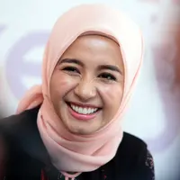 “Sekarang Alhamdulillah aku bisa pergi karena restu suami. Aku bisa pergi 10 hari. Aku bilang ada kerjaan 10 hari,” kata Laudya Cynthia Bella di Bebelly Bakery, kawasan Margonda, Depok, Jawa Barat, Senin (30/10/2017). (Nurwahyunan/Bintang.com)