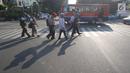 Penyandang disabilitas melintas saat kampanye Bulan Patuh Pedestrian, Jakarta, Rabu (30/8). Kampanye dilakukan untuk memantau fasilitas akses pejalan kaki untuk disabilitas yang banyak diokupasi oleh parkir liar. (Liputan6.com/Immanuel Antonius)