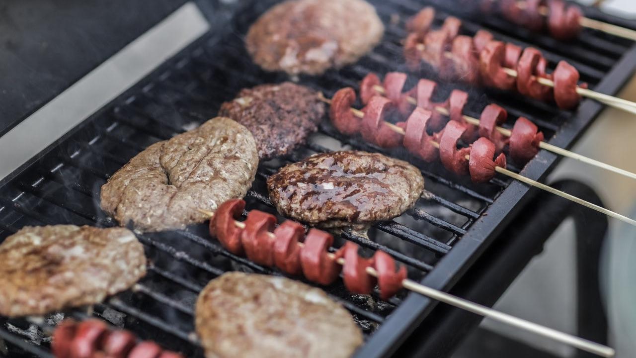 Ilustrasi barbeku, sosis