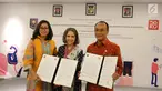 Chief Marketing Officer DOKU, Himelda Renuat, Chief Operating Officer DOKU, Nabilah Alsagoff dan Dirjen Dukcapil Zudan Arif Fakrulloh menunjukkan perjanjian kerja sama pemanfaatan data kependudukan di Jakarta, Jumat (11/1). (Liputan6.com/Fery Pradolo)