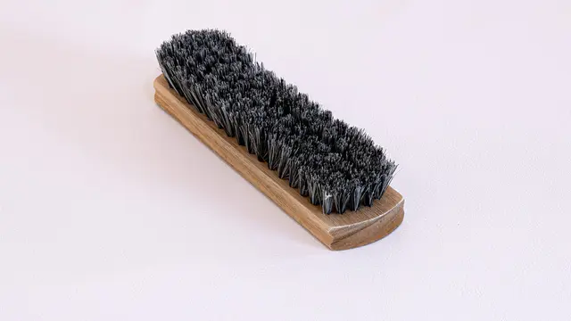 4 Cara Membersihkan Sepatu Berbahan Beludru