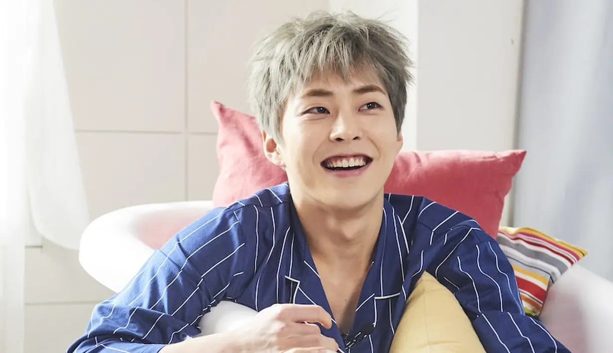 Memang ada penggemar EXO yang pernah mengedit foto Xiumin dan menambahkan tato di tubuhnya. Dan ternyata tato membuat Xiumin terlihat lebih keren. (Foto: Soompi.com)
