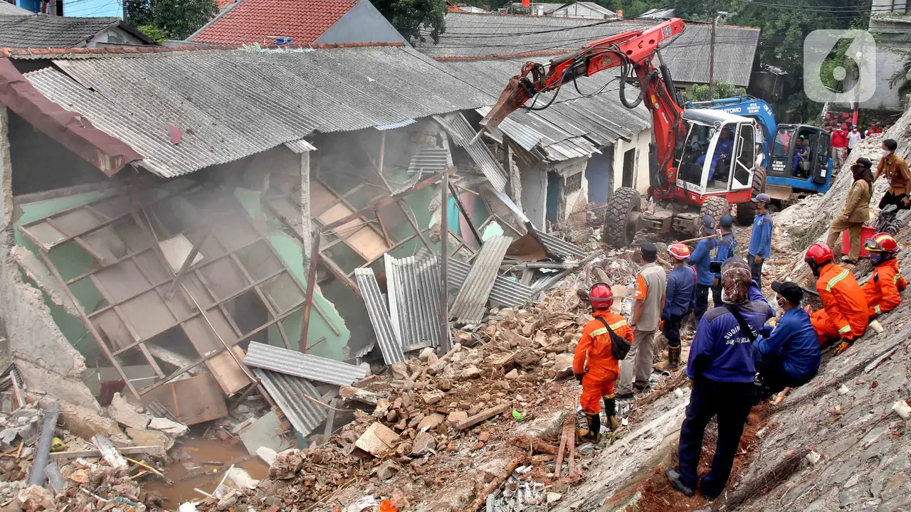 Alat Berat Keruk Tanah Longsor Ciganjur
