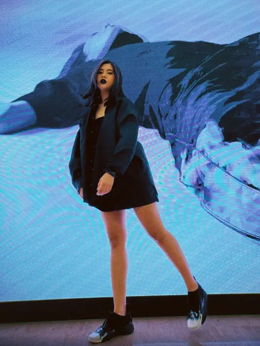 Ziva tampil dengan bibir berwarna gelap. Selain mengenakan outfit serba hitam, Ziva juga menambahkan sentuhan lipstik berwarna hitam untuk memperkuat kesan gotik. Foto: Instagram.