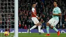 Striker Arsenal, Gabon-Emerick Aubameyang berselebrasi usai mencetak gol ke gawang Bournemouth pada laga lanjutan Liga Inggris, 2018-19 pekan ke-28 di Emirates Stadium, Rabu (27/2). Arsenal menang dengan skor telak 5-1 atas Bournemouth. (Ian KINGTON/AFP)