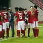 Pelatih Timnas Indonesia U-16, Fachri Husaeni memberikan arahan kepada timnya saat melawan Thailand U-16 pada laga grup G Piala AFC U-16 di Stadion Rajamangala, Bangkok, Senin (18/9/2017). Timnas Indonesia U-16 menang 1-0. (Bola.com/PSSI)